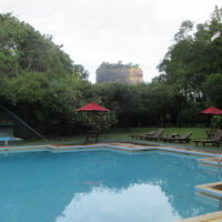プール越しにSigiriya Rock