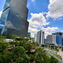 オフィスビルはまだ工事中。