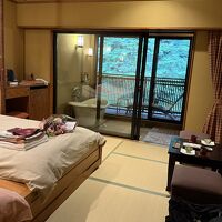 広くはないお部屋ですが、バルコニーがあり圧迫感無し