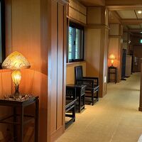 レストラン前。テーブルの配置に間隔があり、お隣りも気になりま