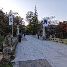 神社への堀を超える橋