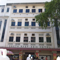 歩行者天国の道沿いにあります。