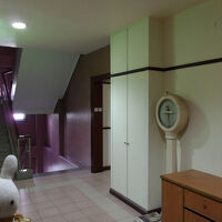 廊下、ちょっと薄暗い