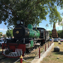駅前にある機関車