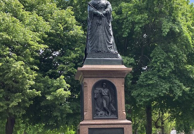 ヴィクトリア女王像