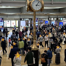 エスカレータを降りながら撮影した金の時計。