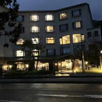 湖に面したホテルです。