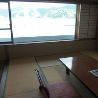 12.5畳のお部屋は正面に一面のガラスで海が一望出来ます