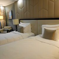 ベッドの奥にデスクやチェアがあって広々とした客室