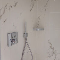 バスタブとは別に、となりあってシャワーブースもある