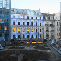 部屋から賑やかな通りが見えるけれど奥まっているため音はしない