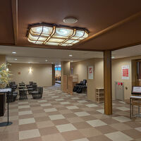 せせらぎ館4階。右に岩盤浴、奥にマンガコーナー、左にカラオケ