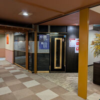 手前にカラオケルーム、奥にせせらぎ館客室があります。