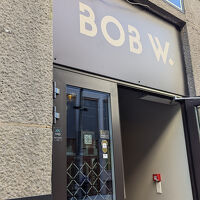 BOB W.の入口。スマホを操作して解錠します