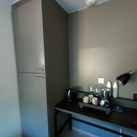 大きな冷蔵庫に見えますが、下半分は棚です