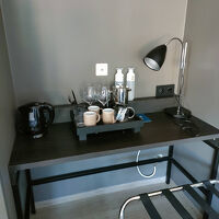 湯沸かしポットがあり、コーヒーやお茶などを飲むのに便利