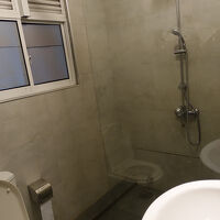 シャワーブースの仕切りが短すぎてトイレまで濡れる