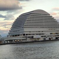 風景に溶け込んでる素晴らしいホテル