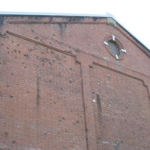 赤レンガ建物の東側　機銃掃射の跡が見えます