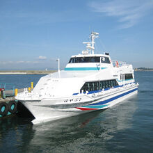 高速船　昔乗った高速船よりは大きいです