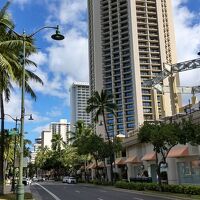 このようにカラカウア通りにあります