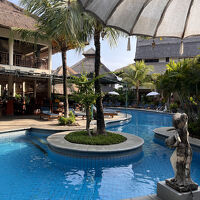 流線型のプールで泳いだり読書したりとゆっくり過ごせます