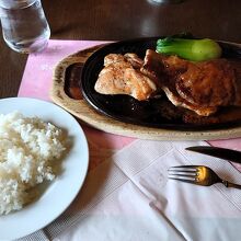 食べ比べセット。ライスのおかわり自由