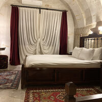 寝室。階段を上ります。机があって便利