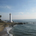 青い海と白い灯台のコントラストが美しい