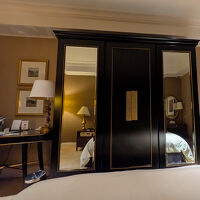 洋服ダンス、食器棚、冷蔵庫、テレビ等が収納されています