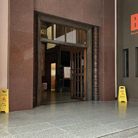 玄関を入れば…