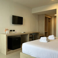 ベッドと壁際のラックしかないので広々と使えます