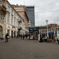 中央高い建物がホテル