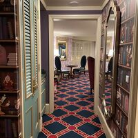 深みのある色の客室でした。