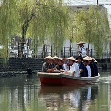 外人はつまんなそー...静寂の中、ただ川下るだけなんて...