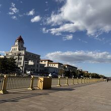 左はセキュリティチェックを待つ列