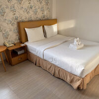 写真手前側にトイレとシャワーブースがあります