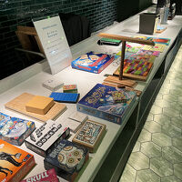 ホテルのラウンジ。テーブルゲームが充実してます。