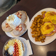 エッグベネディクト、アサイーボウル、サービスのパンケーキ