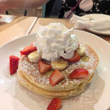 ストロベリーパンケーキ（12ドル）