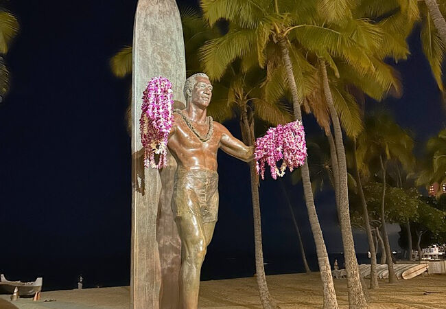 デューク カハナモク像