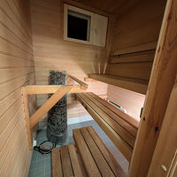 浴室の奥のプライベートサウナ