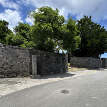 旧仲里間切蔵元跡石牆。