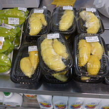 カットしたドリアンも扱っていました