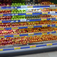 リンゴの棚には溢れんばかり並んでいました