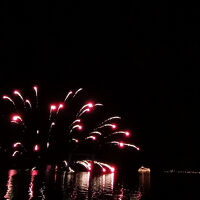 花火船から花火を湖に放り投げて華開く