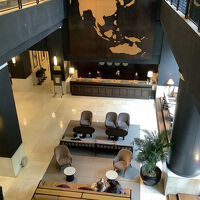 ２階からフロント付近のロビー