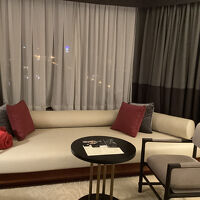 窓際のソファー