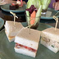 ラウンジでのサンドイッチ