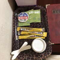 お茶やコーヒーに紙コップ等は用意してくれています